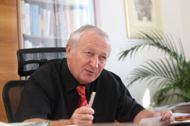 Ministr financí Eduard Janota.