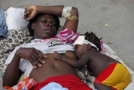 Zraněn&aacute; žena s d&iacute;tětem u nemocnice v Port-au-Prince.