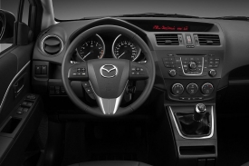 Palubní deska se podobá ostatním modelům značky, jako je CX-7.