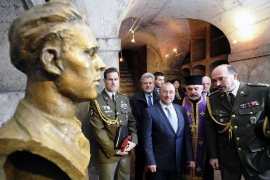 Busta Josefa Valčíka, jednoho z aktérů atentátu.