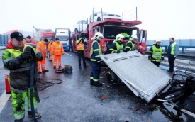 Na dálnici D8 ve středu havarovaly na dvě desítky aut a kamionů.