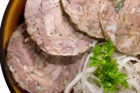 Tlačenka s cibulí.