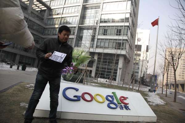 Aktivisté podporující Google před jeho čínskou centrálou v Pekingu.