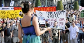 Pracovníci Akademie věd se obávají o budoucnost. Loni vyšli do ulic.