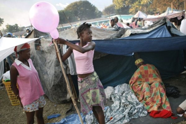 Humanitární operace se nyní zaměří na oběti, které přežily.