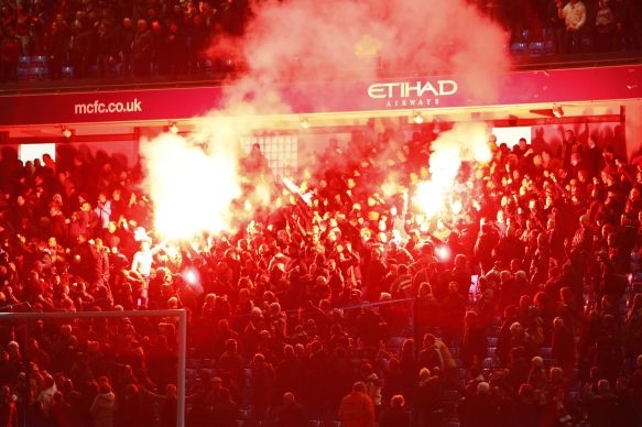 Fanoušci City oslavují vítězství nad United. 