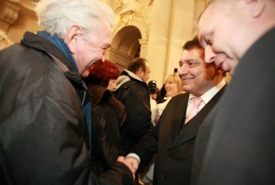 Herec Jiří Krampol gratuluje hrdému otci.