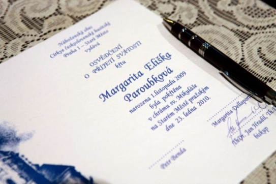 Margarita dostala osvědčení o svém křtu.