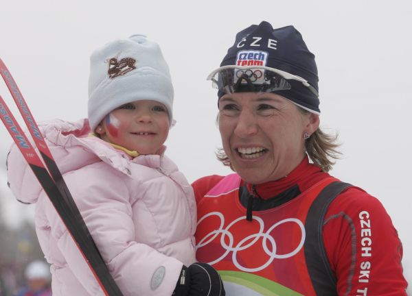 Kateřina Neumannová s dcerkou po zlatém triumfu. 