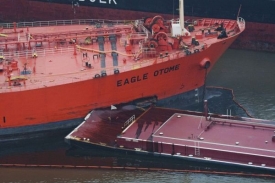 Po sr&aacute;žce s člunem unikla z tankeru ropa.