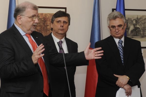 Oba odboráři na tiskové konferenci s premiérem. 