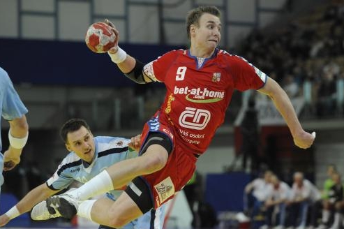 Filip Jícha při střele. 