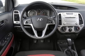 Palubní deska Hyundai i20 neoslní, ale je až na drobnosti funkční.