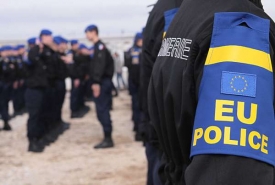 Policie EU. Na sn&iacute;mku policist&eacute; EULEX v Kosovu.