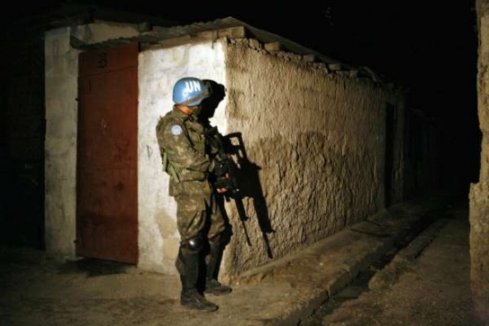 Policisté OSN ve slumu v Port-au-Prince. Policisté OSN ve slumu v Port-au-Prince.