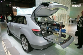 Saab 9-4X stoj&iacute; na platformě GM a sd&iacute;l&iacute; ji třeba s Cadillakem SRX.