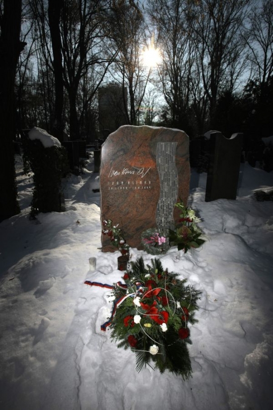 N&aacute;hrobn&iacute; k&aacute;men Ivana Hlinky.