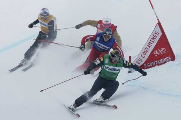 Tomáš Kraus (v žlutém) při závodech skikrosu v Les Contamines.