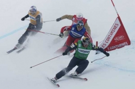 Tomáš Kraus (v žlutém) při závodech skikrosu v Les Contamines.
