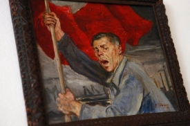 Rudá vlajka, montérky a fabrické komíny v pozadí - ráj?