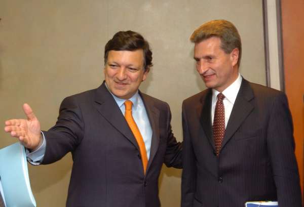 Barroso vítá Oettingera, nový přírůstek do Komise EU. 