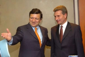 Barroso vítá Oettingera, nový přírůstek do Komise EU.