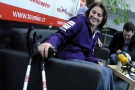 Nikola Sudová s berlemi.