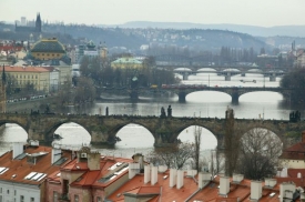 Kritikům se nelíbí ztráta cenných kamenných kvádrů z mostu.