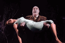 Plán 9 z vesmíru od režiséra Eda Wooda.