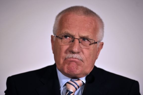 Václavu Klausovi se očkování vojáků nezamlouvá. 