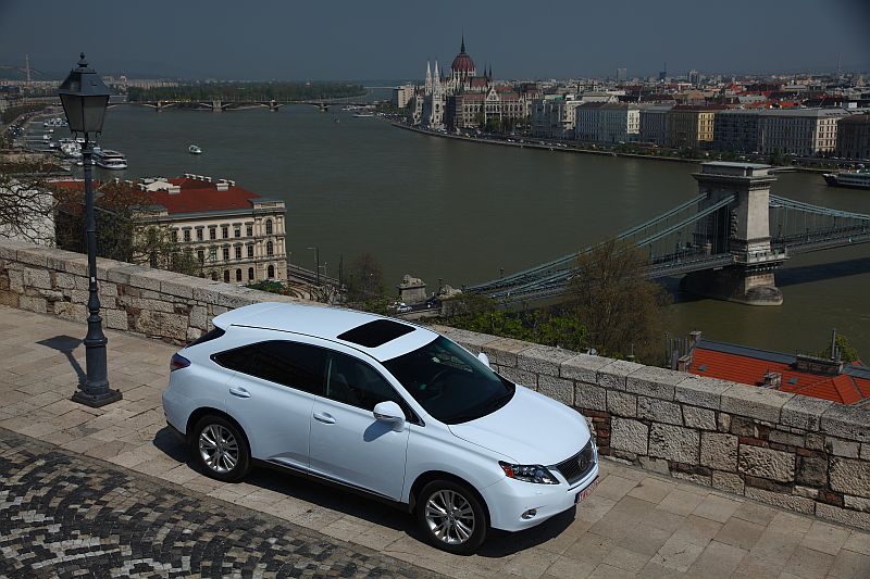 Lexus RX 450 h je možné pořídit nyní jen s pohonem přední nápravy.