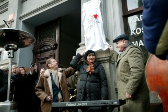 Václav Havel odhalil desku společně s Václavem Malým a Danou Němcovou