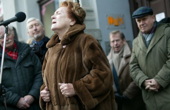 herečka Vlasta Chramostová přednesla báseň od Jaroslava Seiferta.