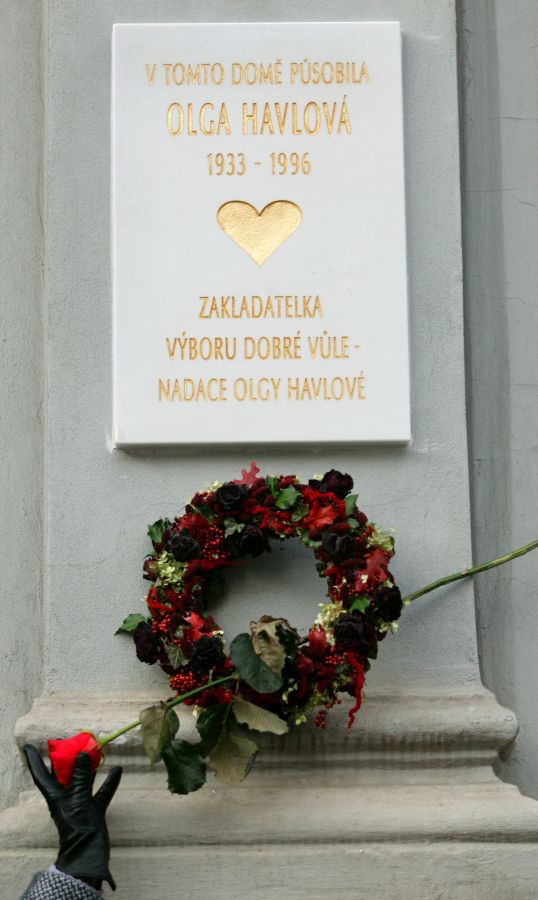 Pamětní deska Olze Havlové je umístěna na Senovážném náměstí.