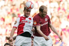 Obránce Erich Brabec (vlevo) ještě v dresu pražské Slavie.