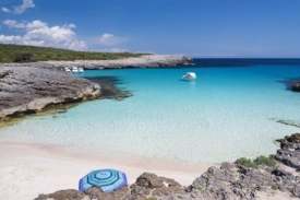 Menorca a její písečná pláž.