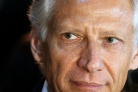 B&yacute;val&yacute; premi&eacute;r Dominique de Villepin ode&scaron;el spokojeně od soudu.