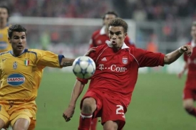 Adrian Mutu (vlevo) na archivn&iacute;m sn&iacute;mku v dresu Juventusu Tur&iacute;n.