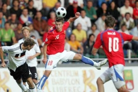 Fotbalový záložník Lukáš Mareček (uprostřed v červeném).