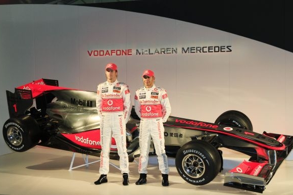 Jenson Button (vlevo) a Lewis Hamilton představili nový monopost.