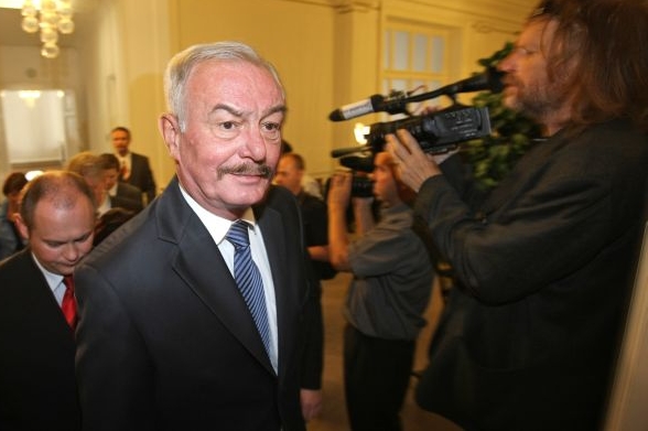 Šéf Senátu doufá, že lidé si ho už s místopředsedou ČSSD nepletou. 