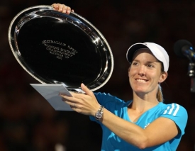 Justine Heninová s talířem pro poraženou finalistku.