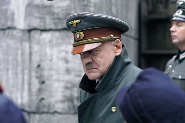 Hitler se musí v bunkru nudit. V posledním videu proklíná Apple. Hitler se musí v bunkru nudit. V posledním videu proklíná Apple.