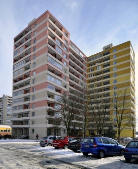 Místo tragédie. žena a dcera zemřely po pádu z 13. patra.