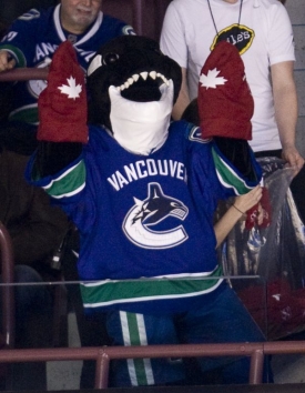Na blížící se olympiádu upozorňuje i maskot Canucks, kosatka Fin.