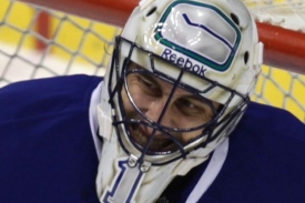 Roberto Luongo si v domácí hale možná během olympiády zachytá.