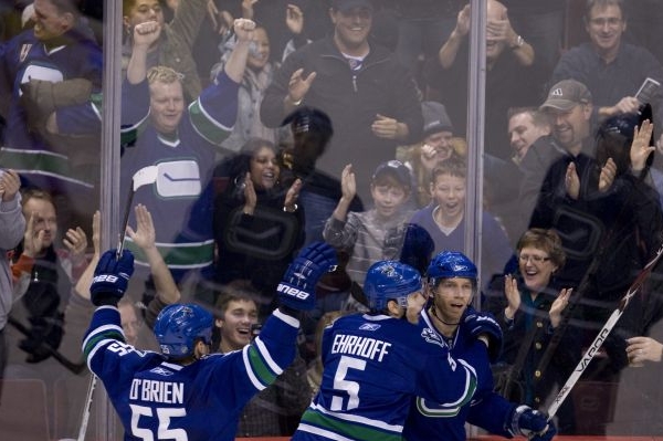 Hokejisté Canucks se o radost se svými fanoušky nějaký čas nepodělí.