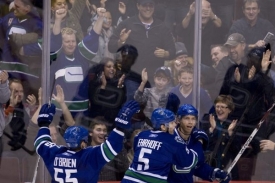 Hokejisté Canucks se o radost se svými fanoušky nějaký čas nepodělí.