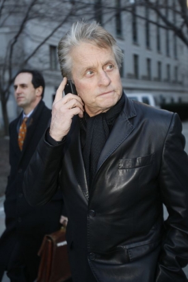 Michael Douglas u budovy soudu.