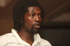 Útočník Emmanuel Adebayor musí také přijmout nepříjemné rozhodnutí.